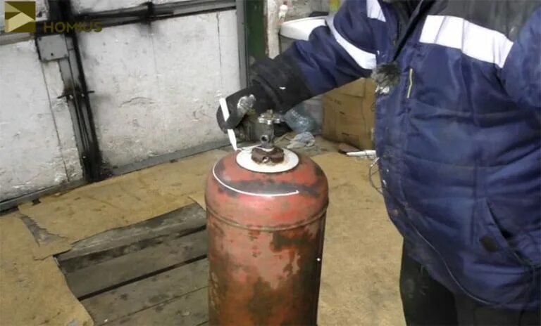 Слить газ из баллона на автомобиле. Перелить газ из баллона в баллон. Как спустить газ с баллона. Как спустить газ с баллона. Откручиваем клапан с газового баллона 27 л.
