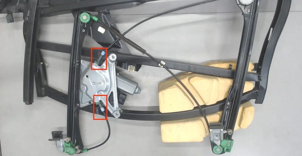 Стеклоподъемник ауди а6 с5. Стеклоподъемник Ауди а5 купе левый. Механизм стеклоподъемника на Ауди а5. Стеклоподъемник Ауди а4. Держатель стеклоподъемника Ауди а4.