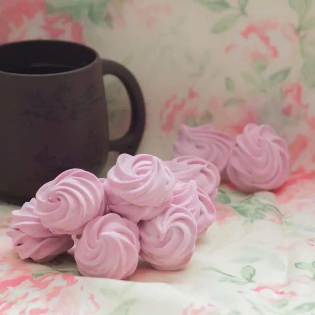 фото шарик из бежевых лент розы. формочки для зефира. зефир в виде цветов. зефирная паста для лепки. зефир клубничный.