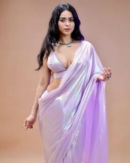 Soundarya Sharma in saree with cleavage baring tiny blouse is too hot to handle 