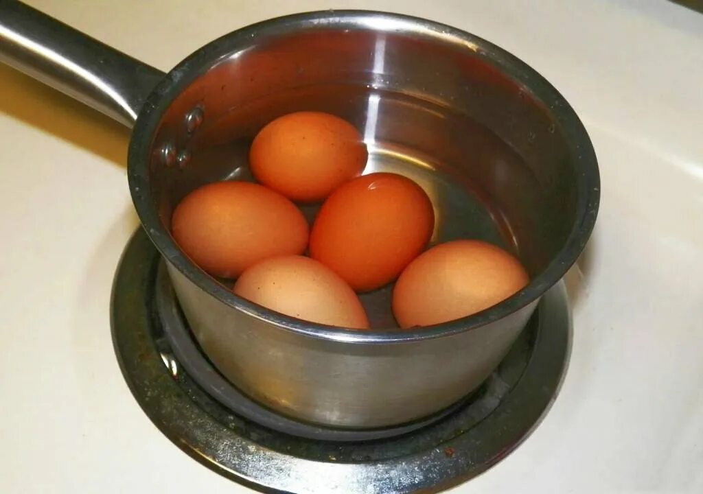 Сколько надо варить яйца жидкие. Яйца в кастрюле. Варить яйца. Отварка яиц. Кастрюлька с яйцами.