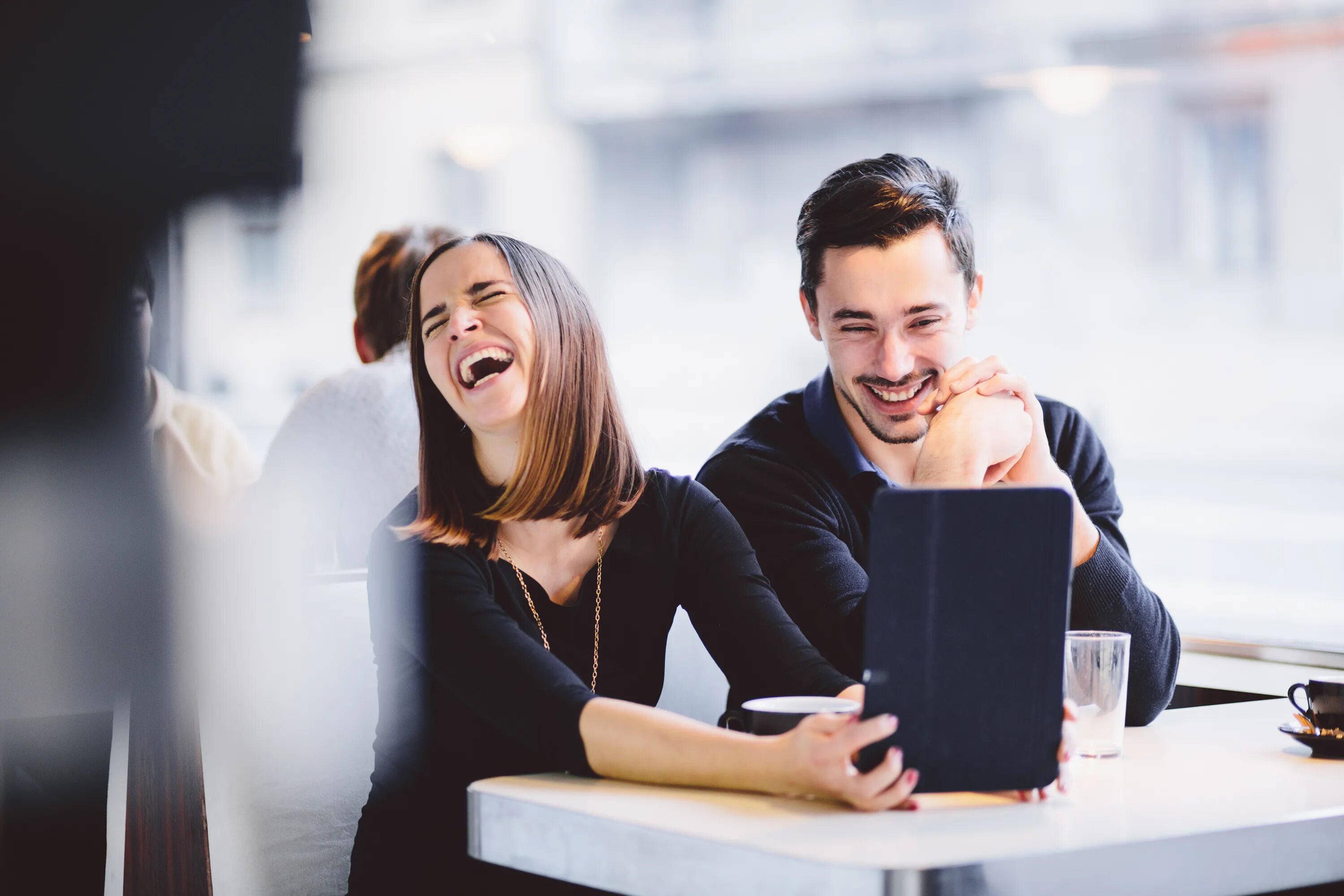 Разговор смех. Разговор смех. Про друзей. Человек, который смеется. Жестикуляция в общении.