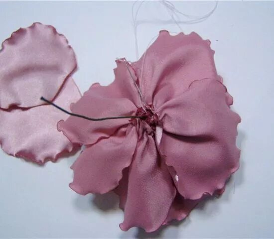 Техники цветов из ткани. Цветы из ткани. Цветы из плотной ткани. Красивые цветы из ткани. Цветы из ткани своими руками.