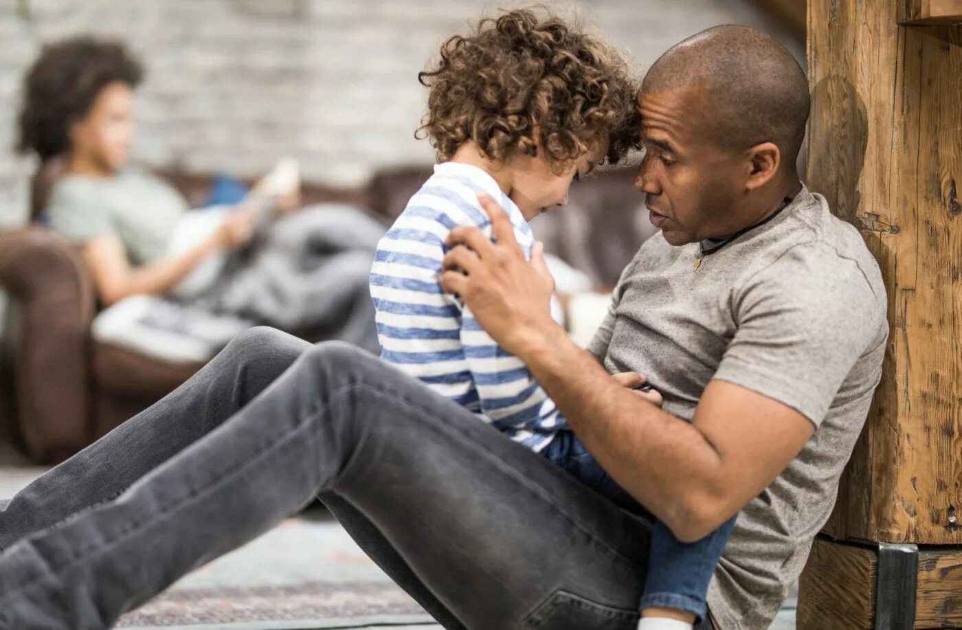 Счастливая молодая семья. Воспитание ребенка. Parent none. Любовь между родителями и детьми. Подростки и родители.