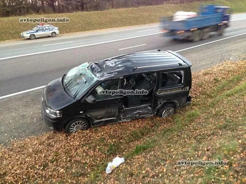 Группа попала в аварию. Минивэн Фольксваген в аварии. ДТП Брюховецк Мультиван. Фото аварии Фольксваген Крафтер.