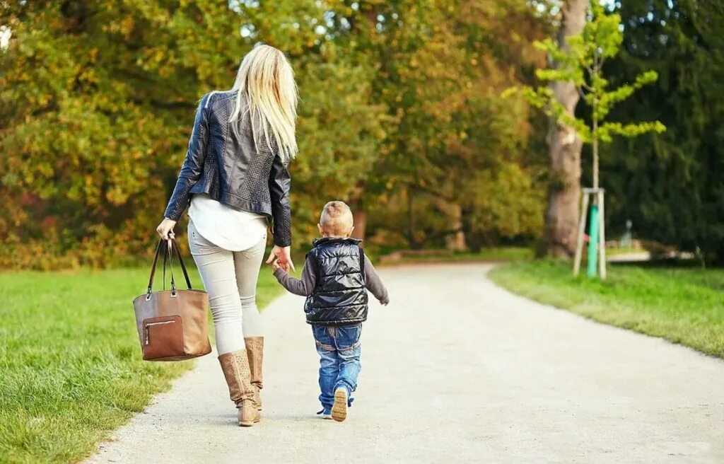 Гулять это. Дети на прогулке. Мама с ребенком на прогулке. Мамочки с детьми на прогулке. Женщина с ребенком.