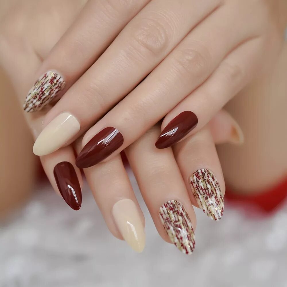 бордовый френч на острых ногтях. бордовый маникюр миндальной формы. маникюр миндаль однотонный бордовый. бордовый френяна миндалевидных ногтях. наращивание ногтей бордовый.