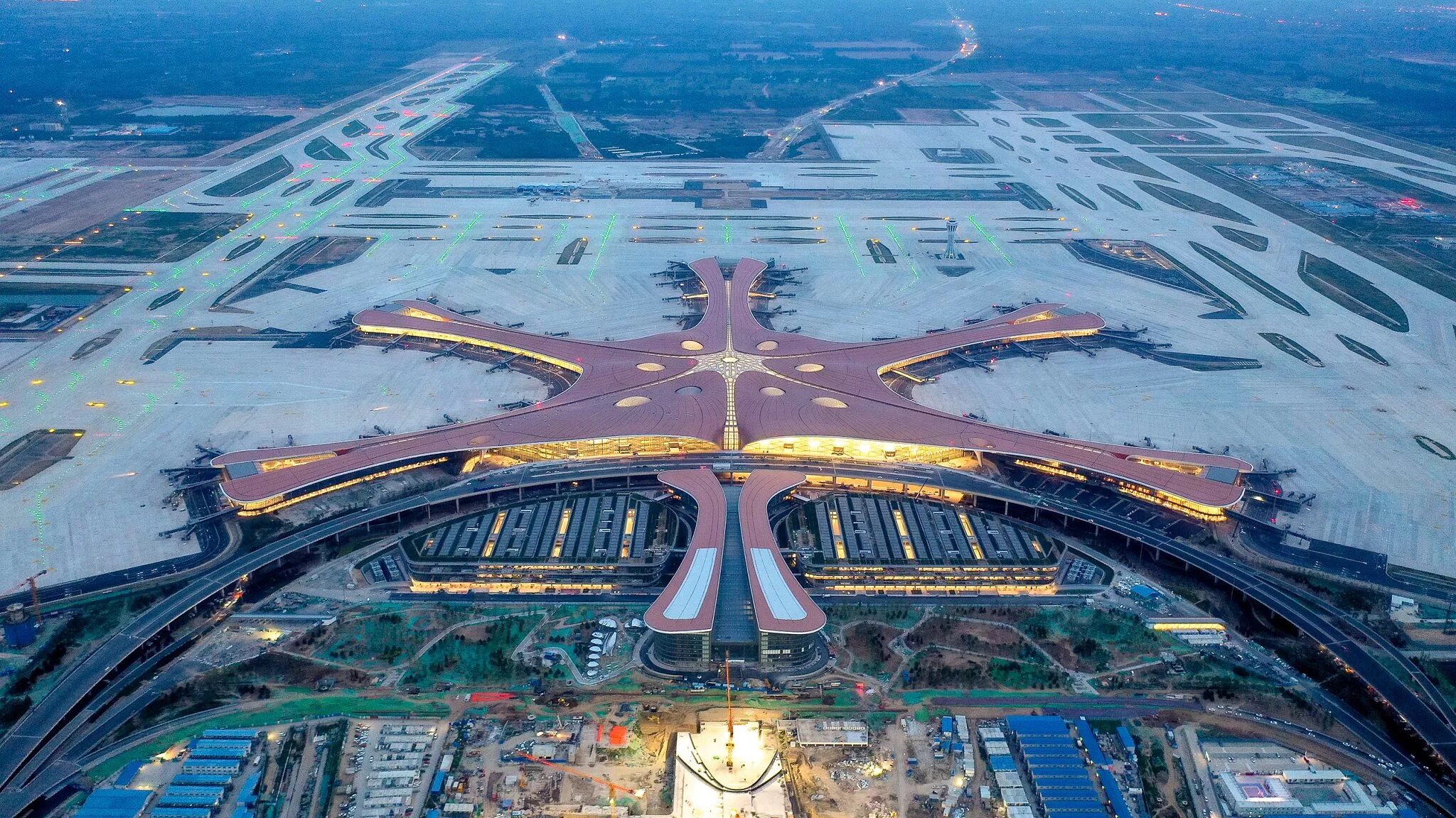 Какой самой большой аэропорт в мире. Пекинский Международный аэропорт Дасин. Пекин Дасин, Международный аэропорт, Китай. Новый аэропорт Пекина Дасин. Международный аэропорт Шоуду в Пекине.