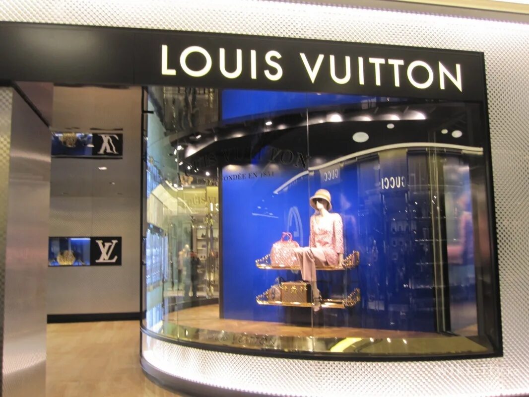 Louis vuitton корнер шереметьево. Бутик луи виттон. Луи виттон магазин в тбилиси. Магазин луи вьютон алматы. Louis vuitton алматы.