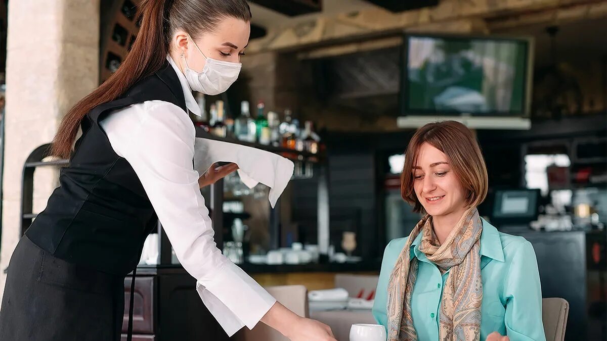 Официант девушка. Официантка в ресторане. Девушка в столовой. Девушка официантка. Девушка официантка в ресторане.