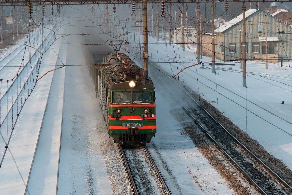 Поезд сиреноголовый. Вл80с RAILGALLERY. Станция Магнитогорск грузовой. Электровоз вл80с зима. Вл80с снежный тоннель.