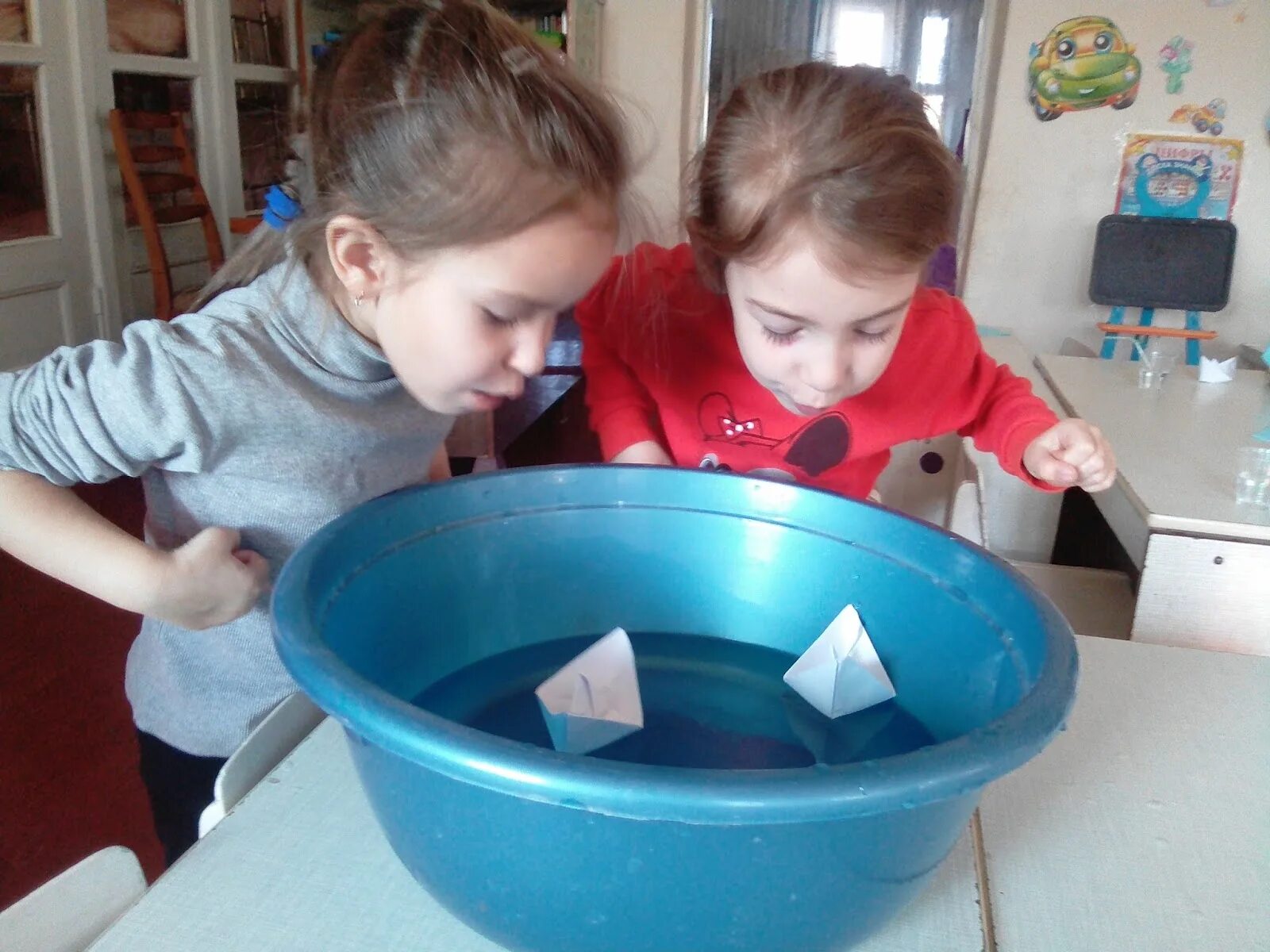 Экспериментальная деятельность дошкольников. Маленькие исследователи подготовительная группа. Рисование для детей на тему маленькие исследователи. Рисование маленькие исследователи средняя группа. Юные исследователи в детском саду.