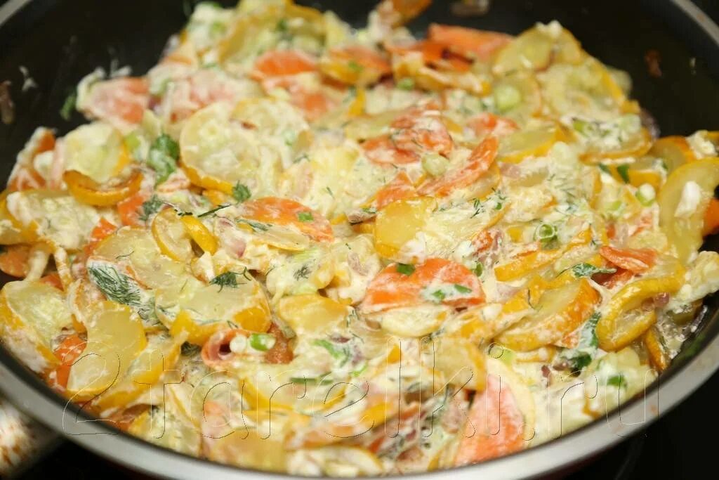 Картошка с яблоками. Кабачок тушеный с овощами на сковороде. Кабачки тушеные с томатами. Кабачки тушёные с овощами. Кабачки тушеные в сметане с чесноком.