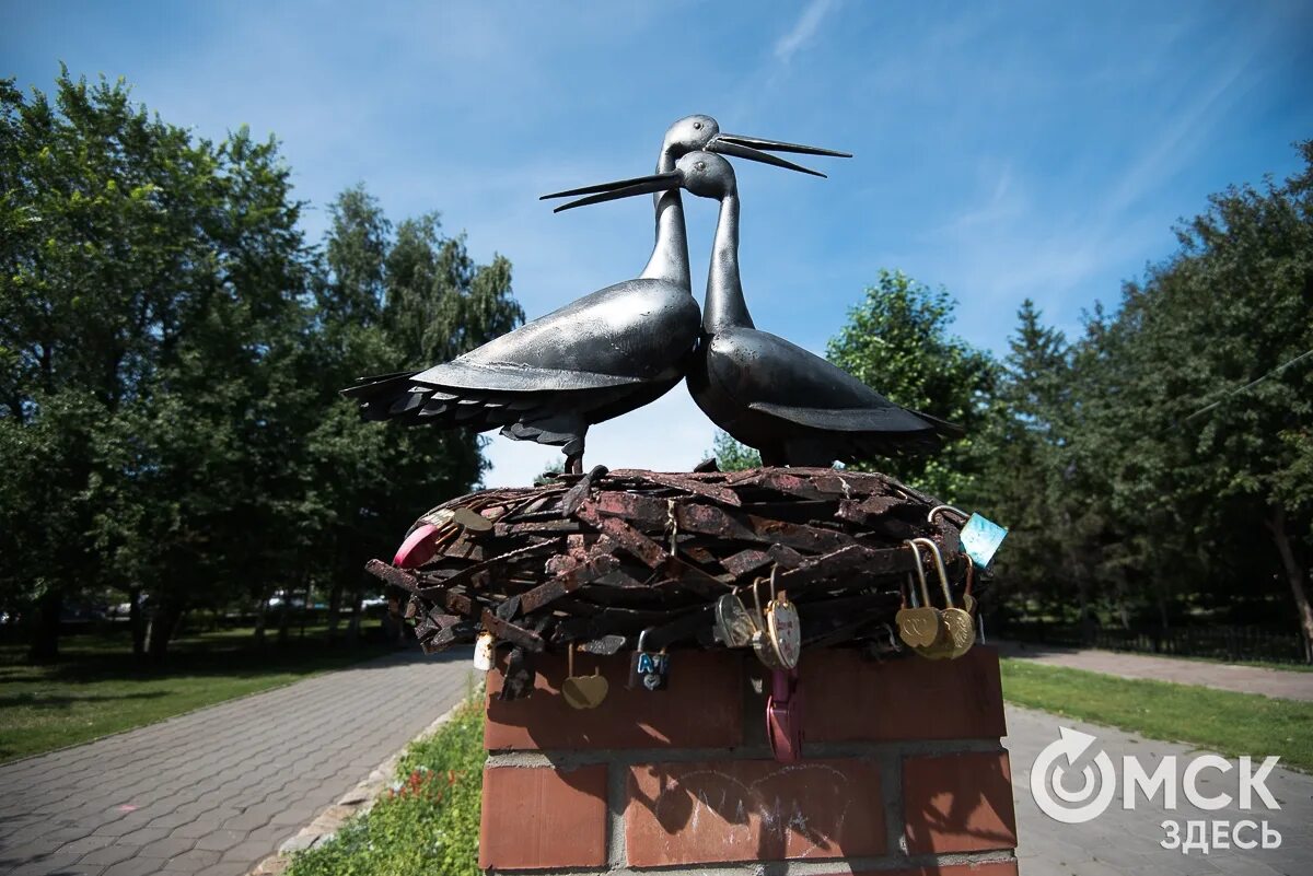 Памятники любви верности в омске. Памятник аистам в Омске. Рождение счастья скульптура Омск. Скульптура аистов в Омске. Памятник города Омска Аист.