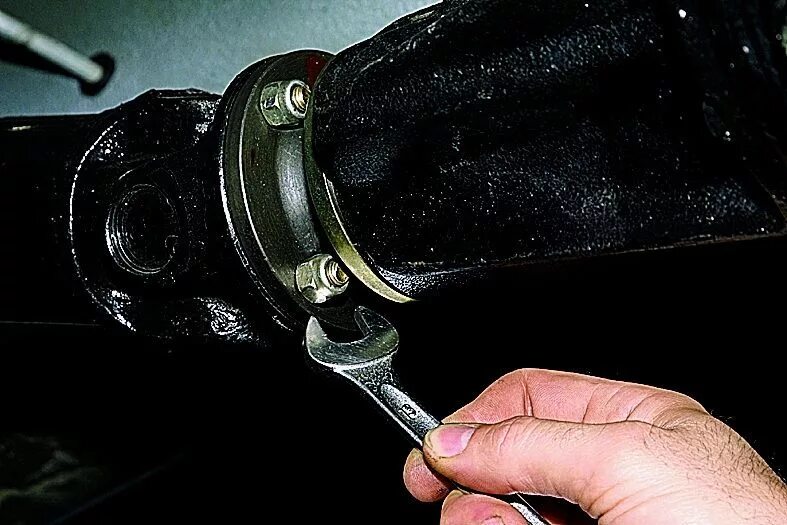 снять карданный вал. крестовина переднего кардана передняя уаз патриот. снять карданный вал. шлицевое соединение карданного вала уаз. снять карданный вал.