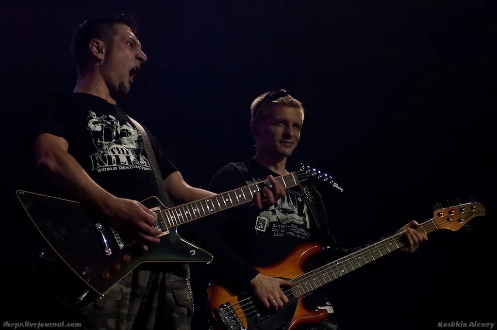 Тайлер джозеф с гитарой. Tyler joseph. Тайлер джозеф. Группа пилот 2010. Группа бригадный подряд фото.