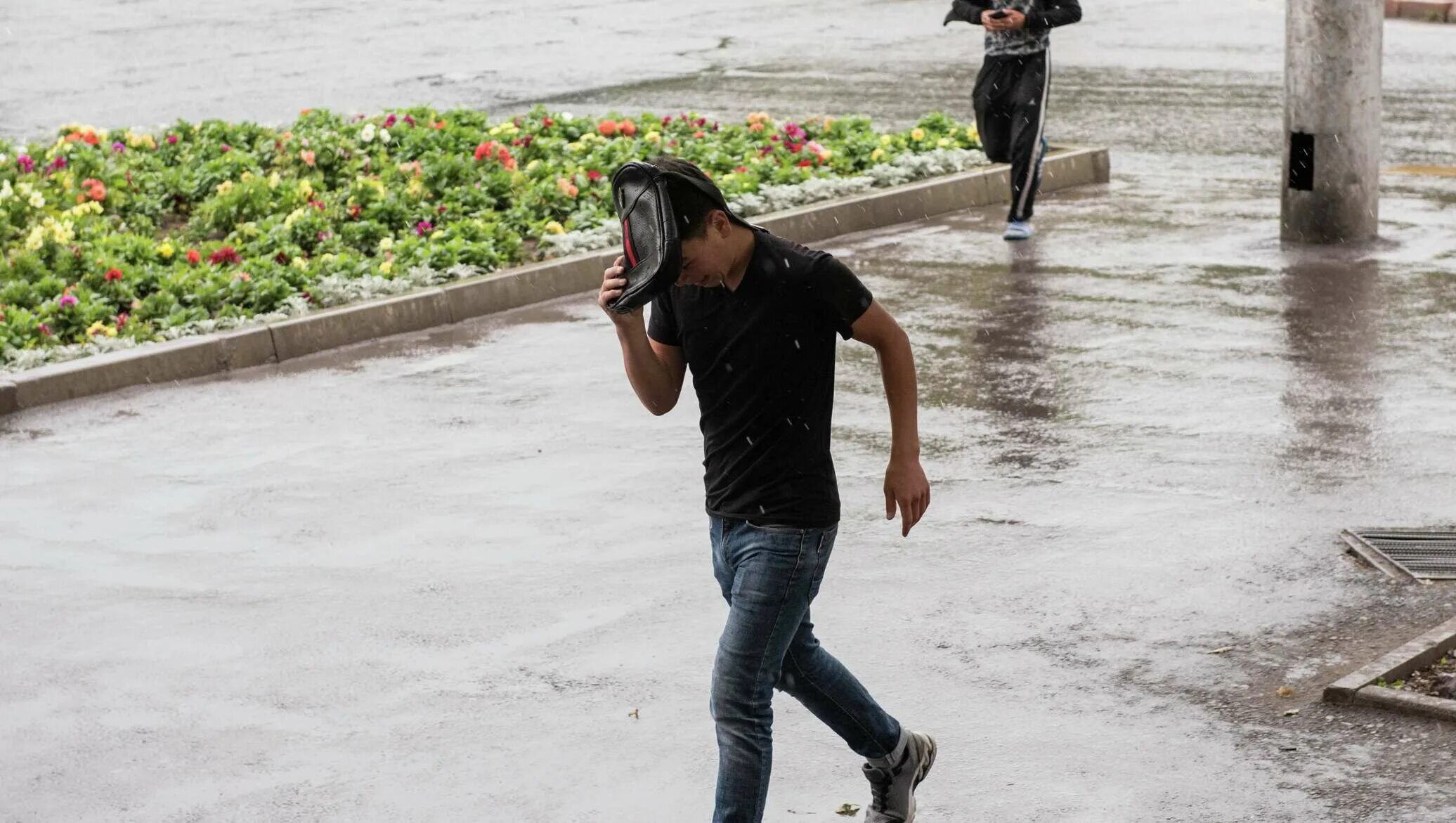 Дождь в Бишкеке. Ветры Кыргызстана. Ливень в Бишкеке. Климат Кыргызстана дождь.