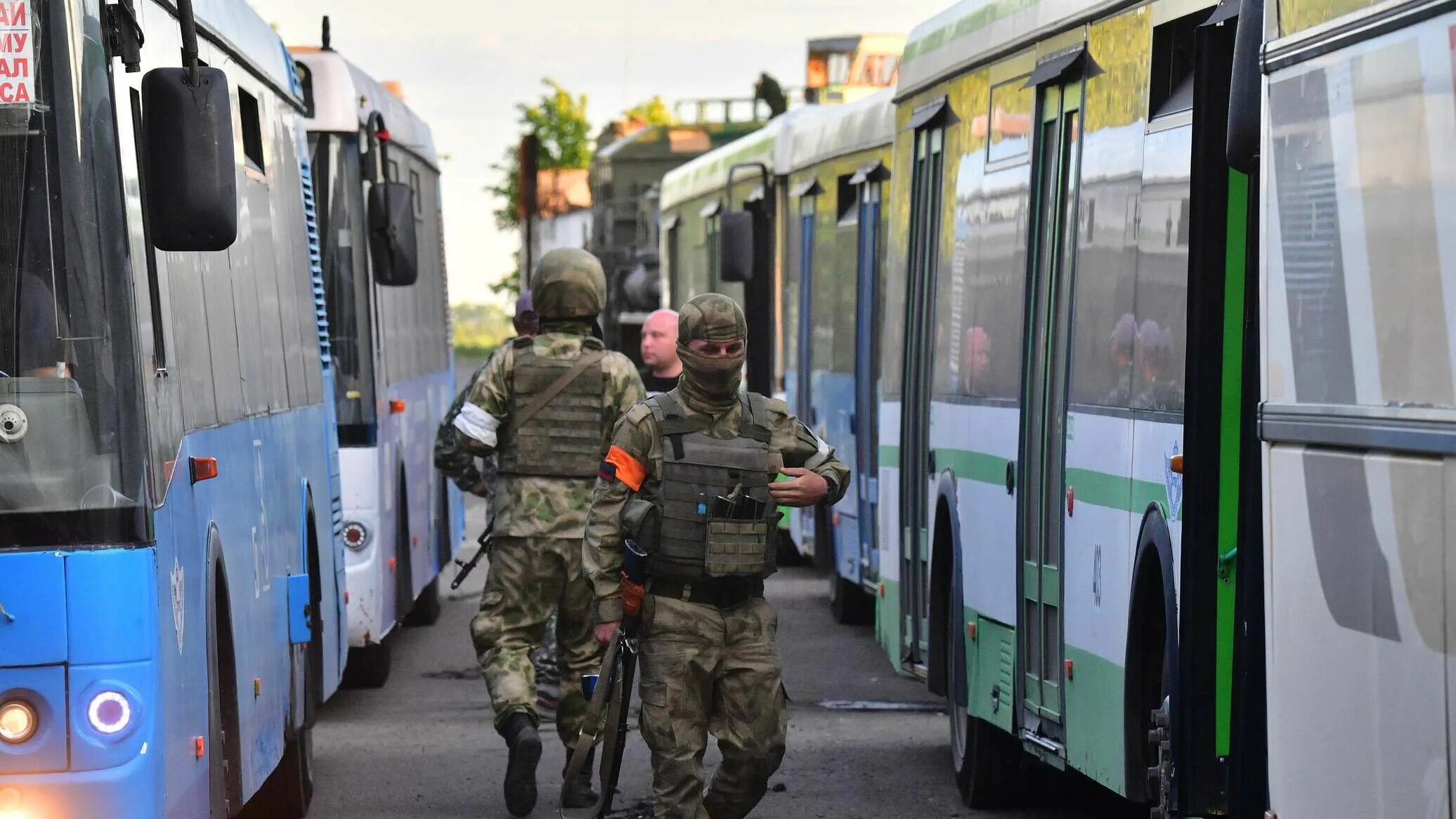 Когда будет обмен пленными в 2024. Украинские военные. российские военные. украинские военные автобусы. обмен пленными.