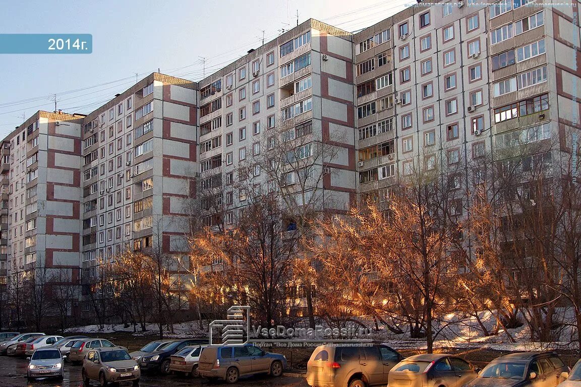 Беседка среди цветов.