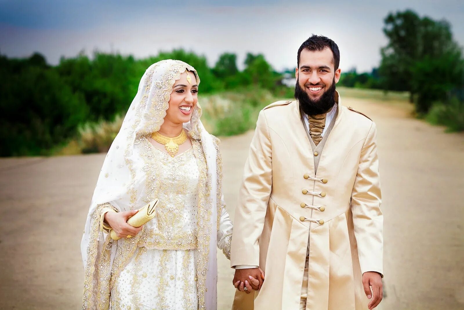Свадьба мусульман. Свадьба в Исламе. Традиционная мусульманская свадьба. Мусульманские Свадебные платья. Арабы и русские девушки