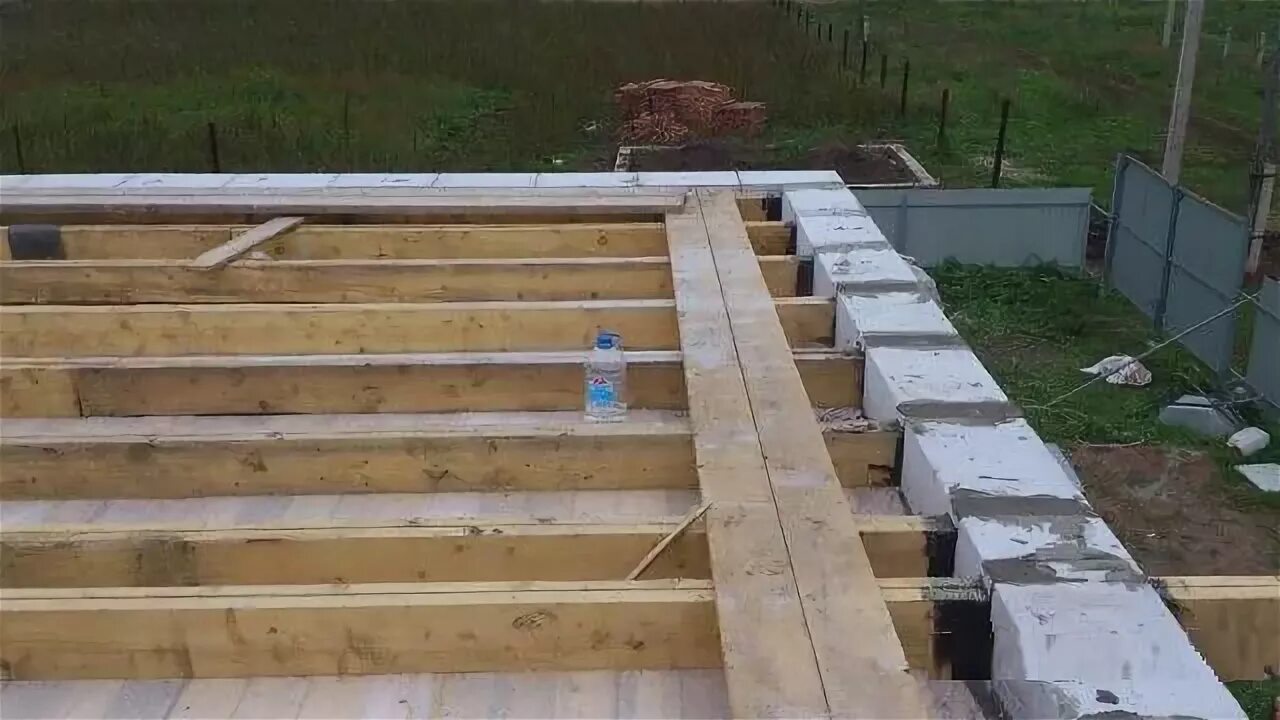 Как сделать перекрытие в частном доме. Деревянная балка перекрытия 100х200. сибит балки перекрытия. деревянное перекрытие на газобетон.
