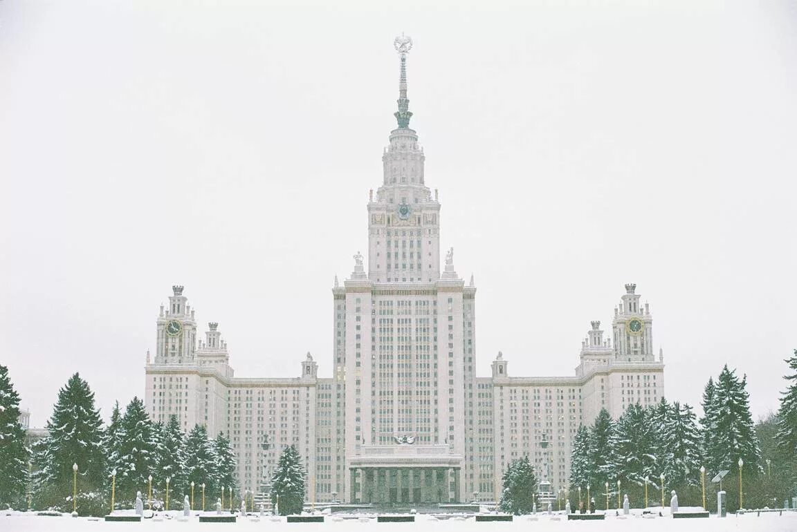 Мгу 2 курс. Фото вертикальное фото зима Москва университет люди.