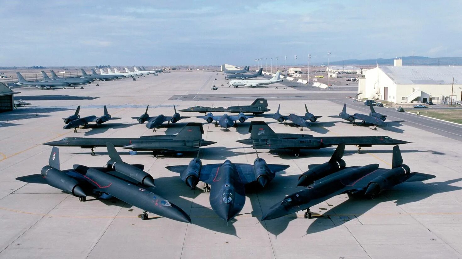 The sr. Самолет SR-71 Blackbird. Локхид SR-71 чёрный Дрозд. Черный Дрозд самолет SR 71. Lockheed SR-71 Blackbird самолёты США.