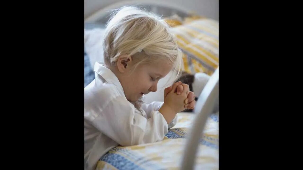 Дети молятся Богу. Дети молятся утром. Дети молятся перед сном. Детская молитва.