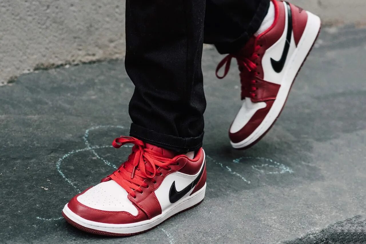 Джорданы лов. Nike Air Jordan 1 Low Red. Nike Air Jordan 1 Low Red Black White. Nike Air Jordan 1 Low Noble Red. Nike Air Jordan 1 Red.