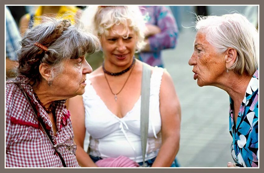 Бабушка ругается. Агрессивная бабушка. Старушка ругается. Бабушки спорят