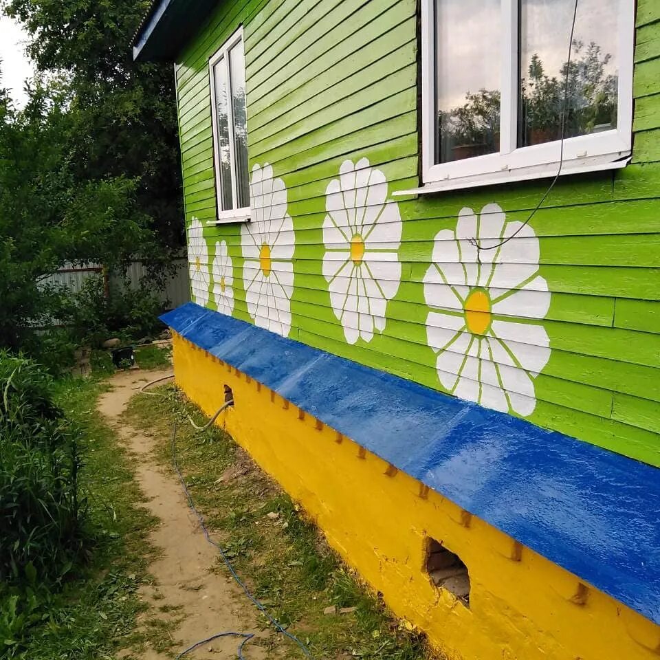 Покраска старого дома краской. Покраска дачного дома. Покрасить дачный домик. Покраска садового домика. Покрасить дачный домик снаружи.