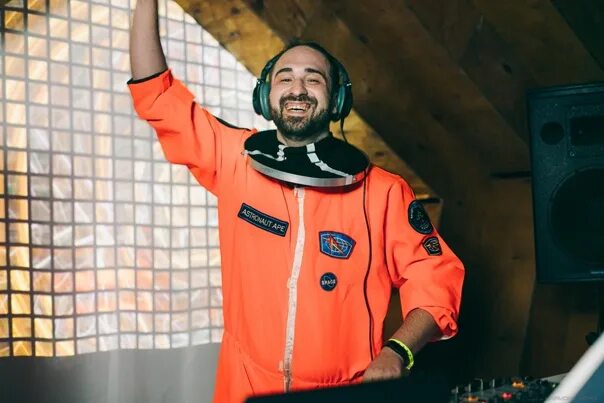 Astronaut ape. Astronaut ape - troposphere.