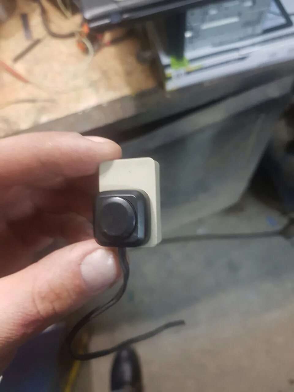 Камера заднего вида королла 150. Камера заднего вида на toyota hilux 2011. Омыватель передней камеры toyota prado 150. Разъем на тойотовскую магнитолу камер заднего вида. Не работает задняя камера тойота.