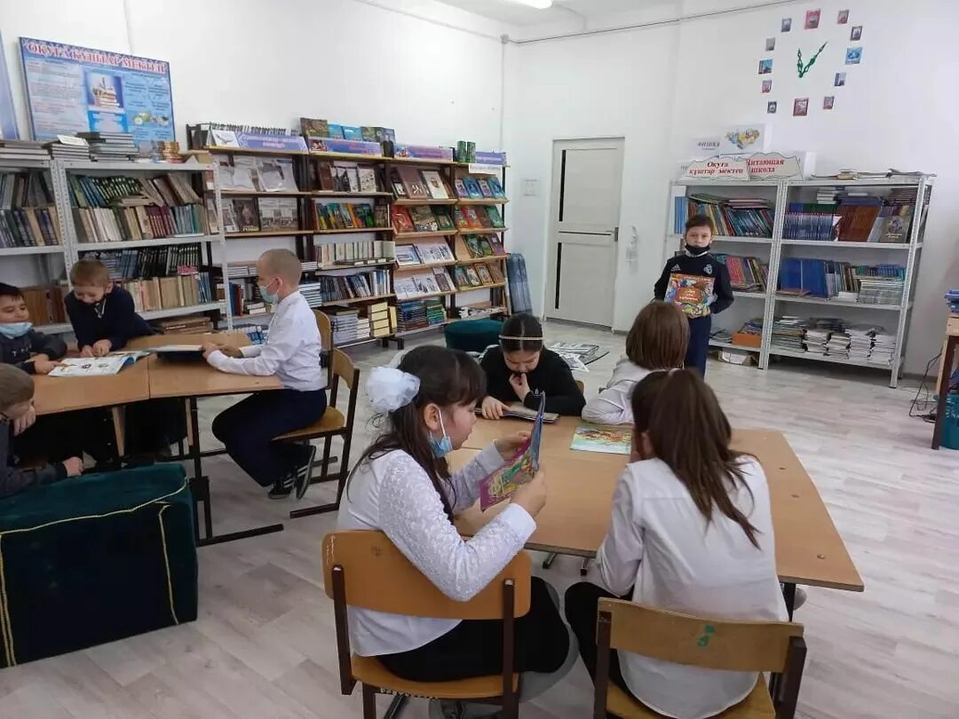 Оқуға құштар мектеп аясында. Стенды для школы казахские. Оқуға құштар мектеп аясында. Школьная литература. Оқуға құштар мектеп аясында.