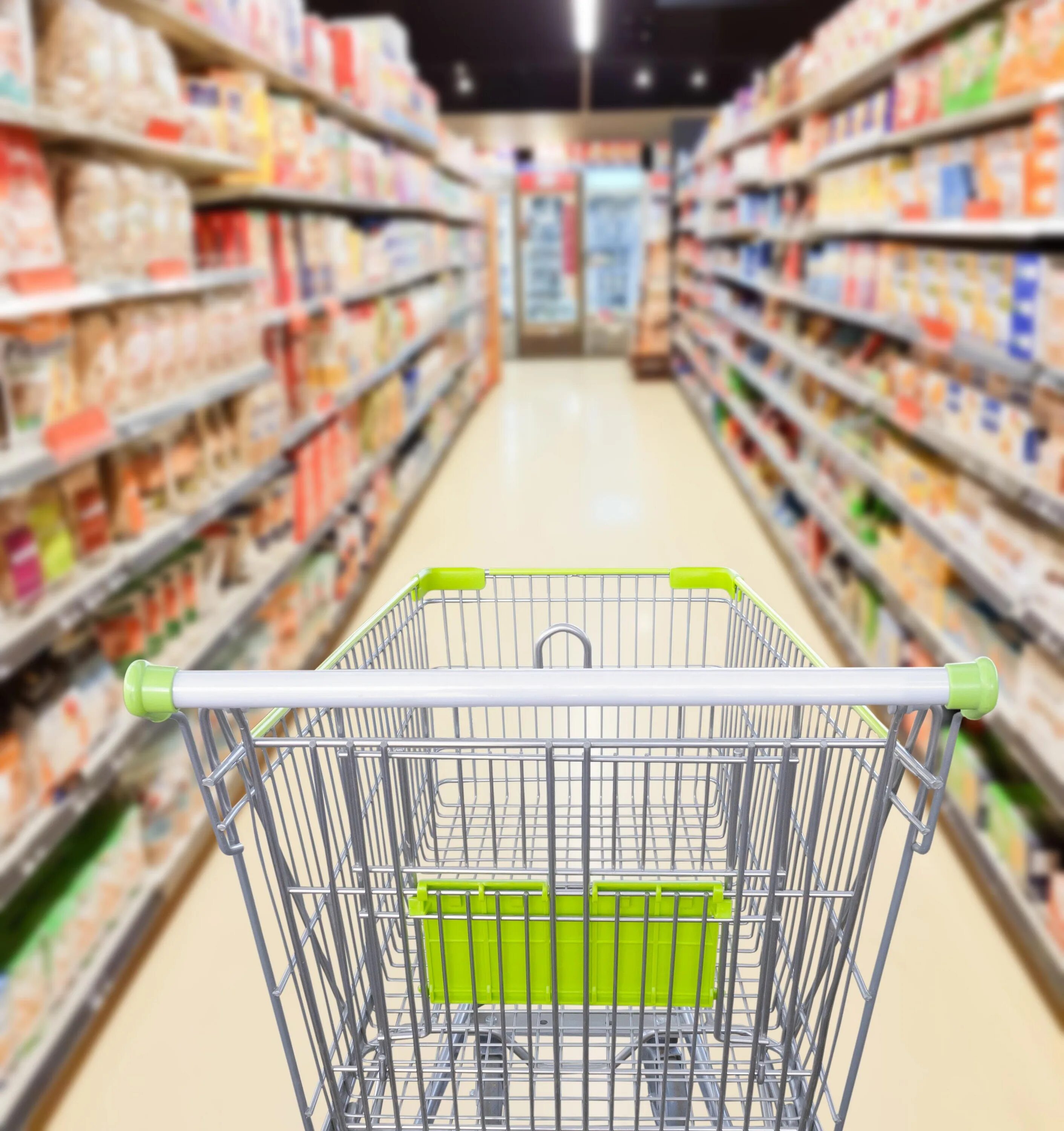 Семья в продуктовом магазине. Семья с продуктами. Supermarket offers. Розничная торговля. Люди в магазине продуктов.