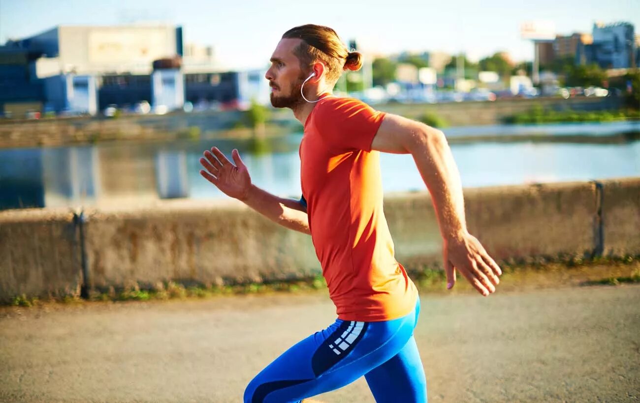 B he run. Мужчина бежит. Спортсмен. Спортсмен бежит. Современные спортсмены.