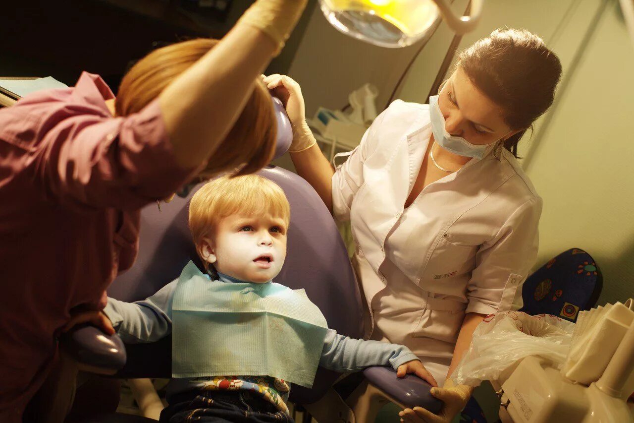 Детская поликлиника врач стоматолог. Ребенок у стоматолога. Дети у зубного. Ребенок на приеме у стоматолога. Врач стоматолог для детей.