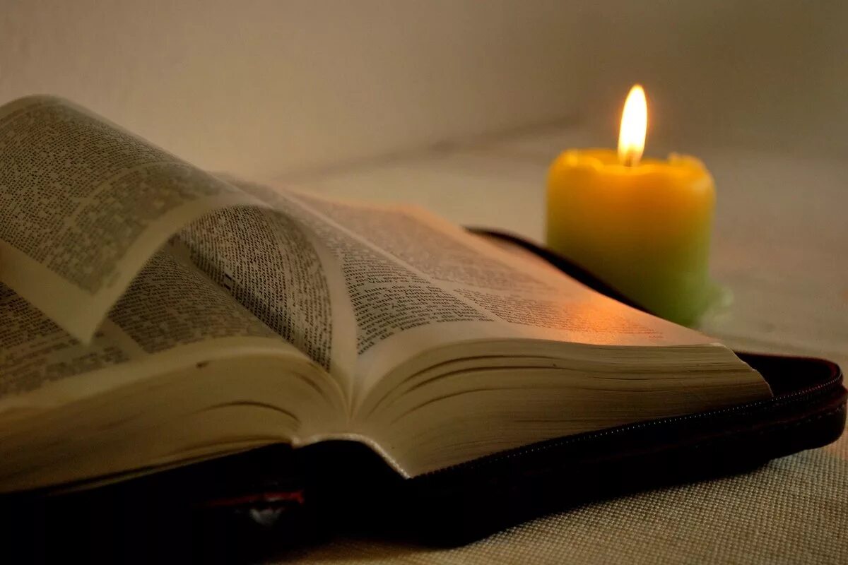 Духовное чтение. Чтение Священного Писания. Библия и свеча. Красивая Библия. Книга и свеча.