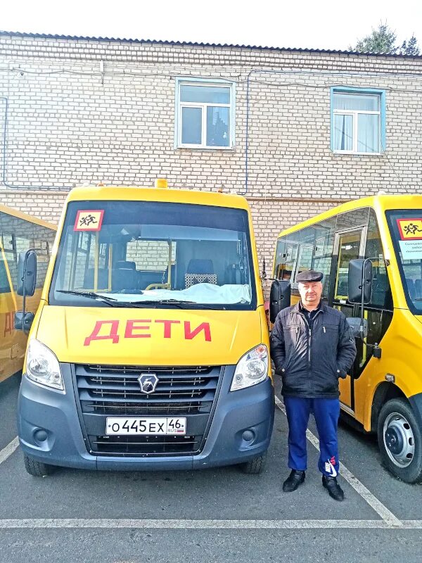 Водитель школьного автобуса. Водитель школьного автобуса дети. С днем водителя школьного автобуса. С днём автомобилиста школьный автобус.