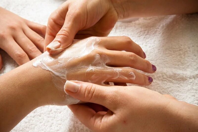 Парафинотерапия массаж рук. Массаж рук с кремом. Спа для рук. Крем для рук. Чем можно мазать руки