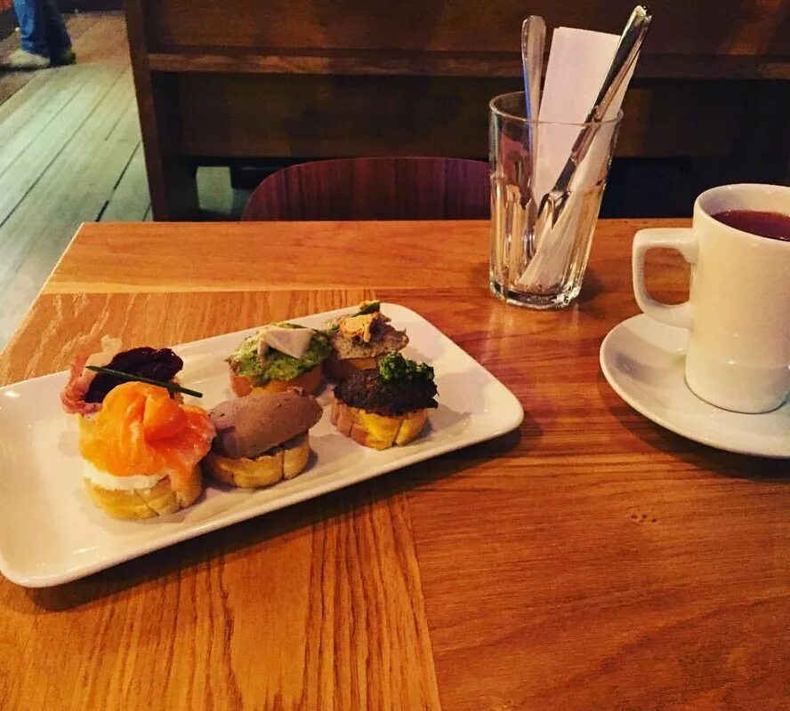 Парфе с малиной и взбитыми сливками иллюстрация вектор. Парфе ставрополь. Мусс с топленым молоком. Парфе ставрополь. Парфе кафе ставрополь.