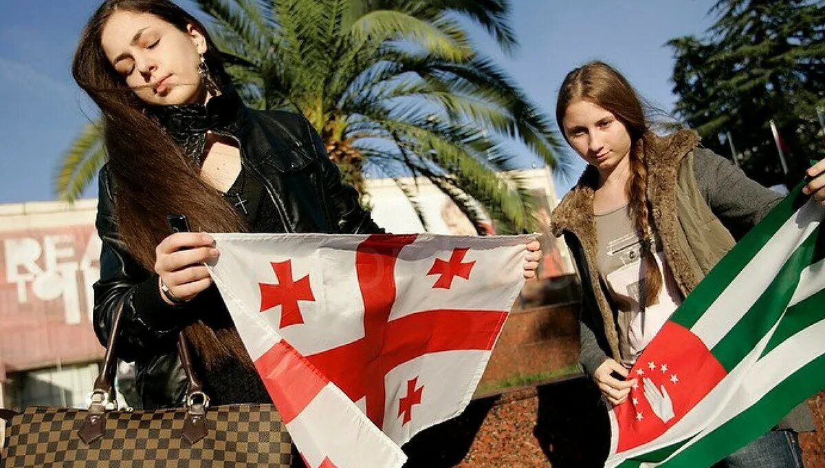 Грузия и мир. Грузия и Абхазия 1994. Девушка с флагом Грузии. Абхазские женщины. Девушка с абхазским флагом.