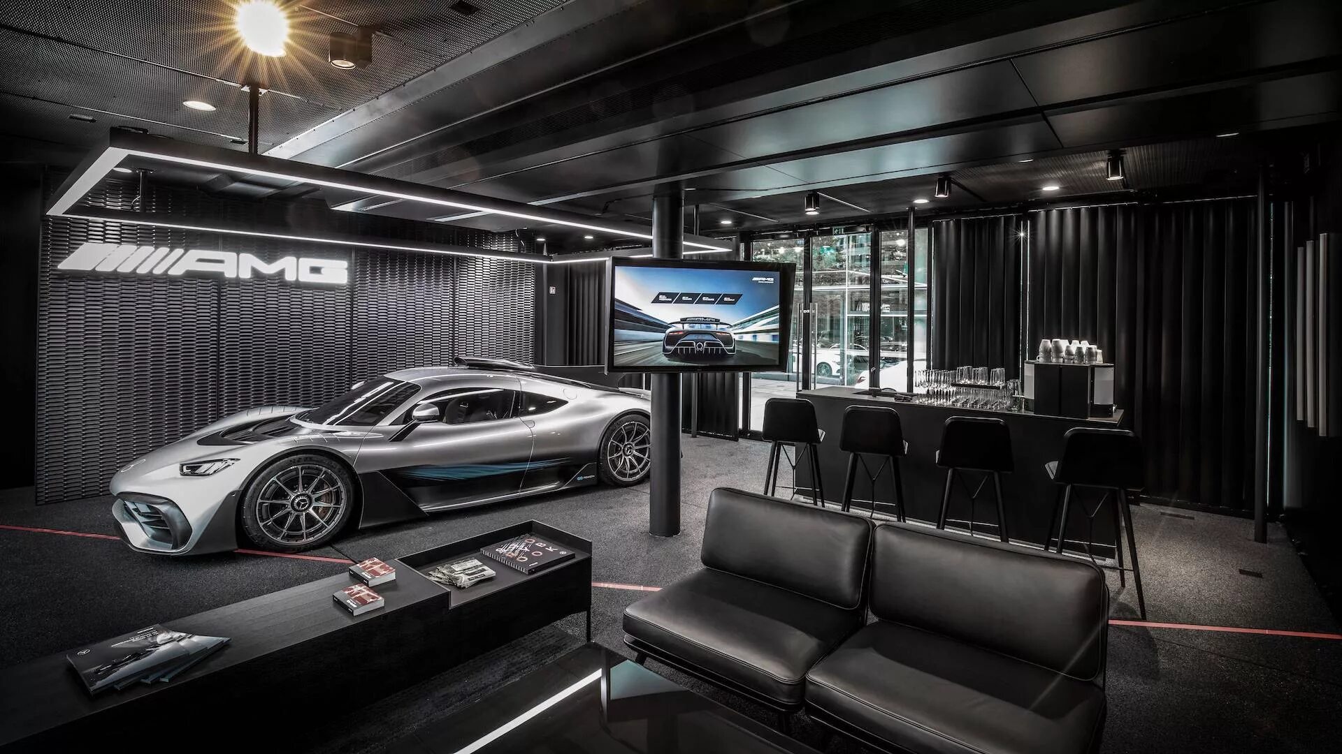 Амг гараж. Mercedes amg one. мерседес амг в гараже. mercedes-amg project one салон. мерседес амг холл.