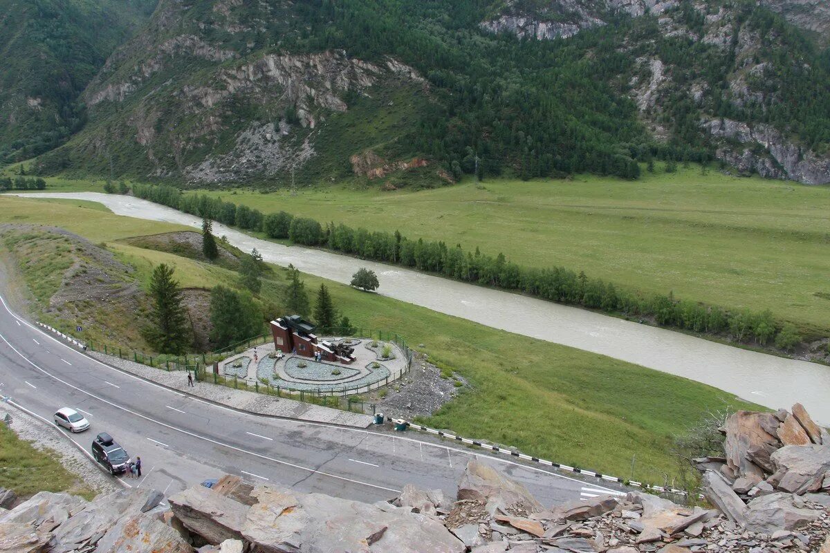 106-й километр чуйского тракта. чуйский тракт фото от акташа до ташанты. памятник кольке снегиреву на чуйском тракте. старый чуйский тракт. чуйский тракт гипс.