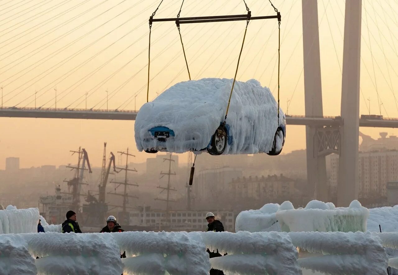 Ледяной шторм в китае. Замерзшие машины из Японии. Машина во льду. Обледеневшие машины на корабле. Замерзшая машина во льду.