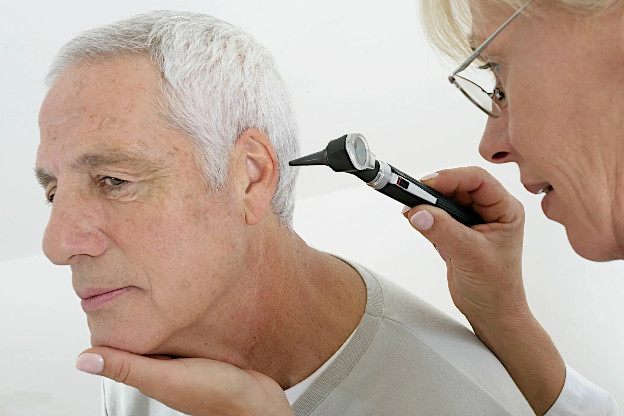Почему стал плохо слышать. Стрижки для пенсионеров. Потеря слуха. Нарушение слуха у пожилых. Проблемы со слухом.