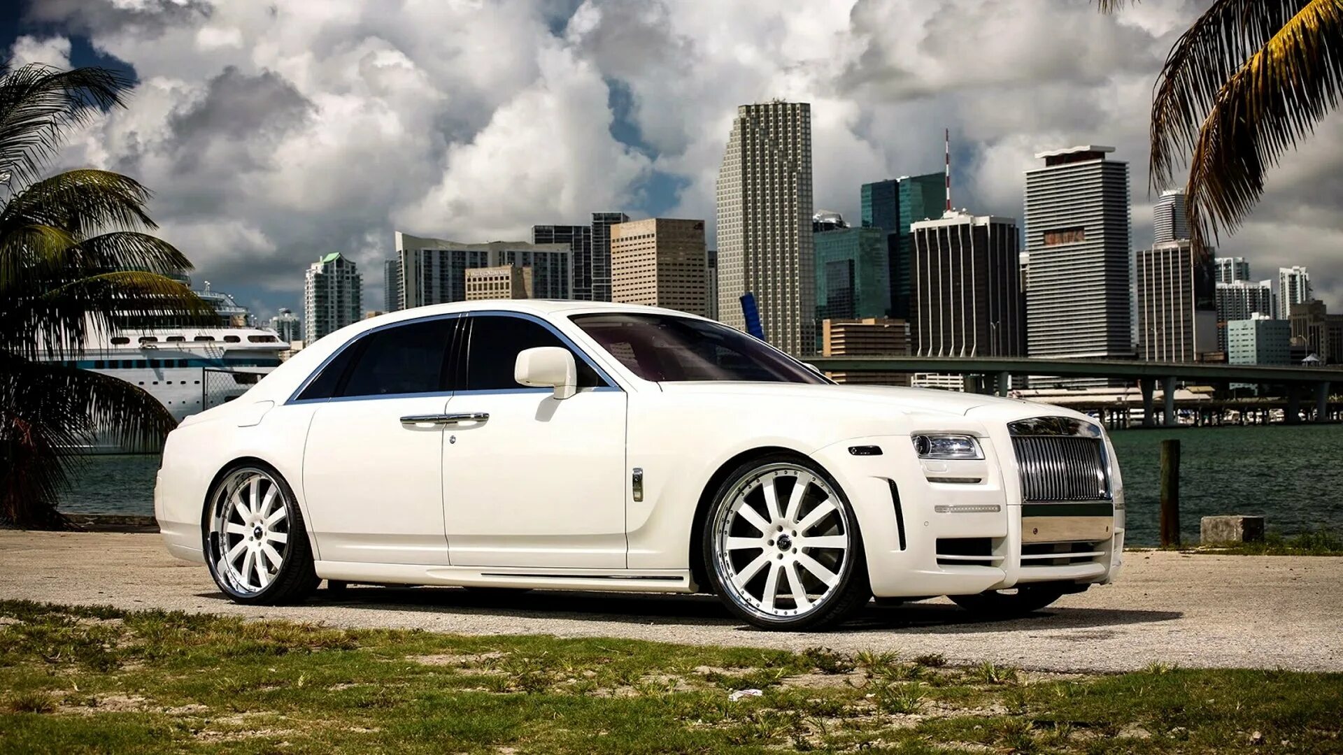 Белый роллс. Rolls Royce Ghost 2010. Rolls Royce Ghost 2010 белый. Mansory Rolls-Royce Ghost (2010).. Rolls Royce Ghost.