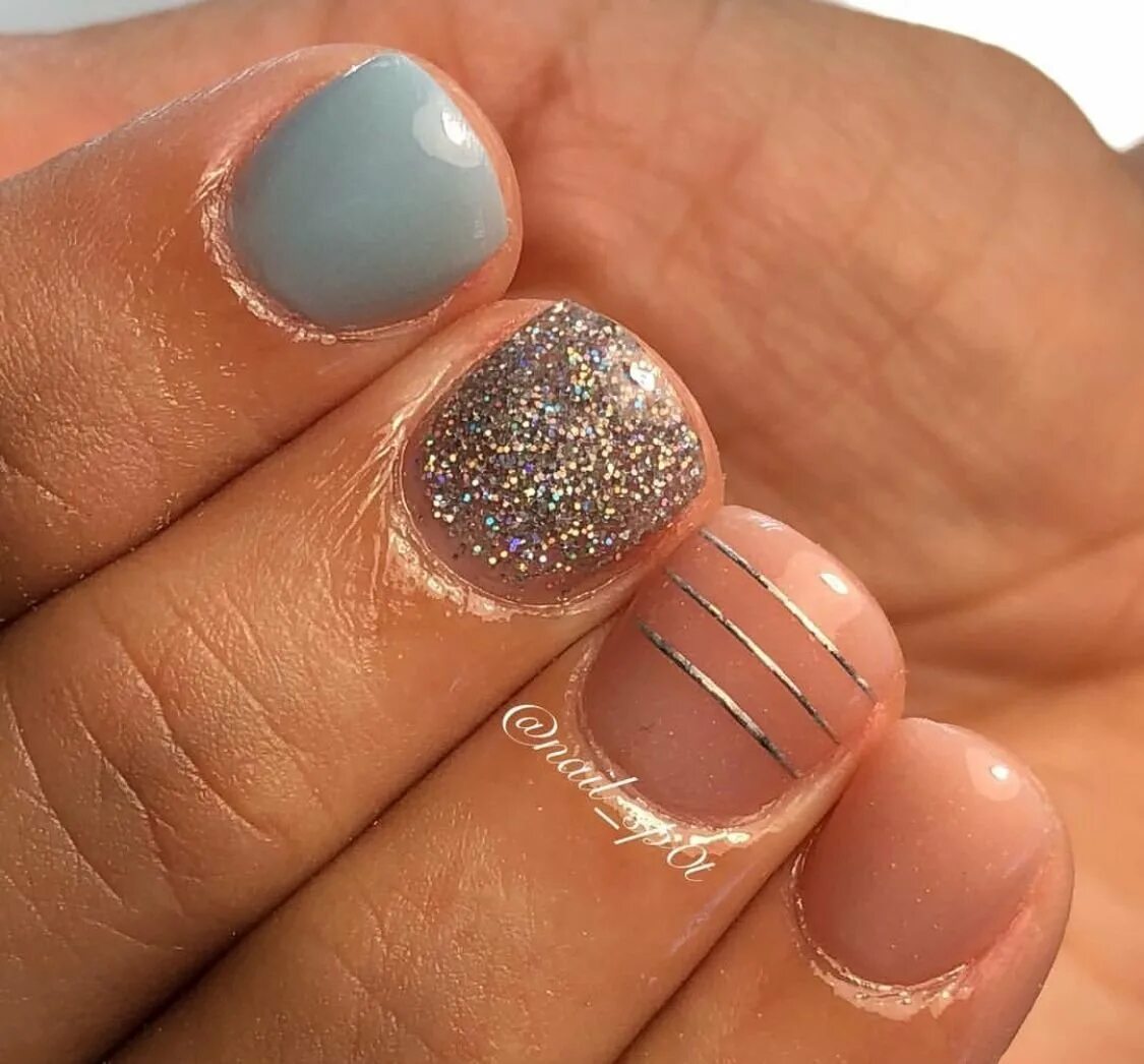 лак на очень коротких ногтях. красный маникюр на короткие ногти. лак на очень коротких ногтях. ногти короткие. маникюр на короткие.