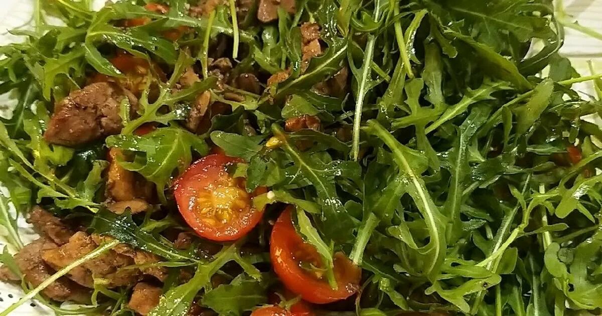 Рукола с курицей. Салат с руколой и курицей и помидорами. Рукола с курицей. Салат руккола авокадо. Салат говядина руккола черри.