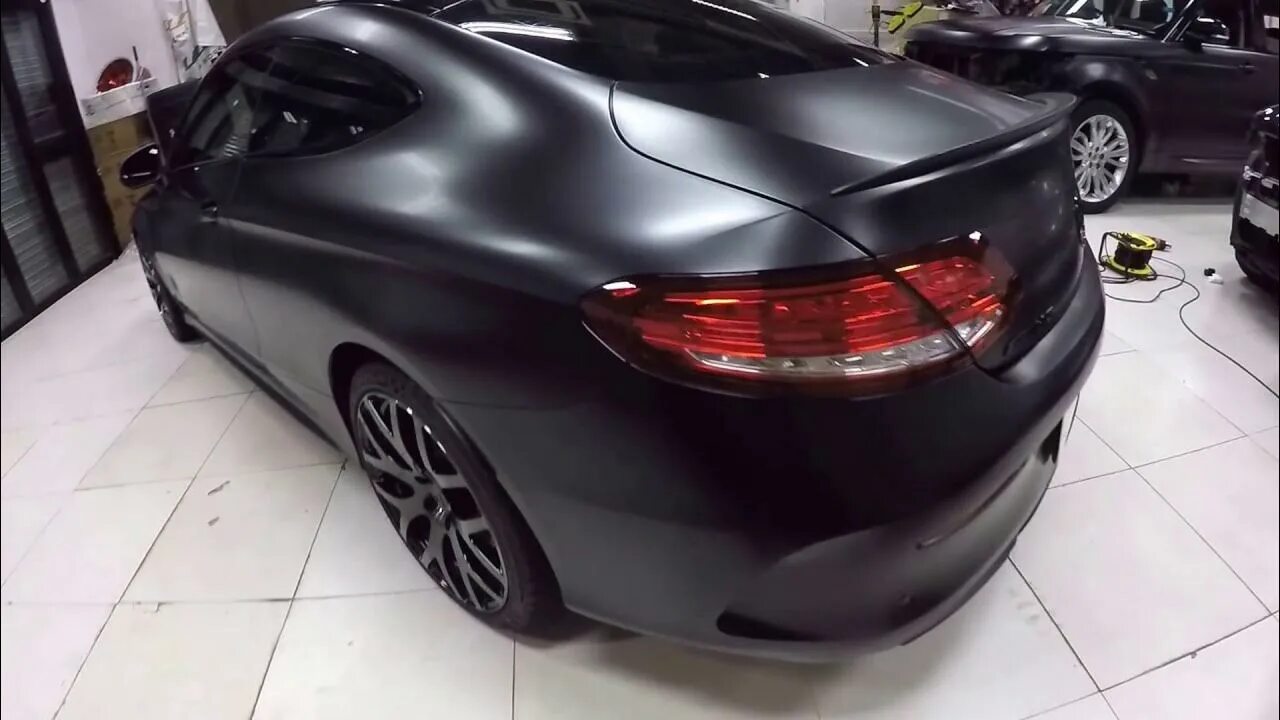 Краска черная глянцевая автомобильная. C43 Black Matte Wrap. Черный сатин BMW. БМВ g12 пленка черный сатин. Satin Black цвет.